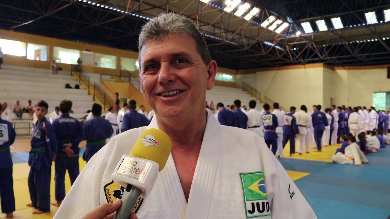 Professor Jo O Rocha Entrega Medalha De Visitante Ilustre Para Campe O