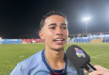 Atacante comemora primeiro gol como profissional